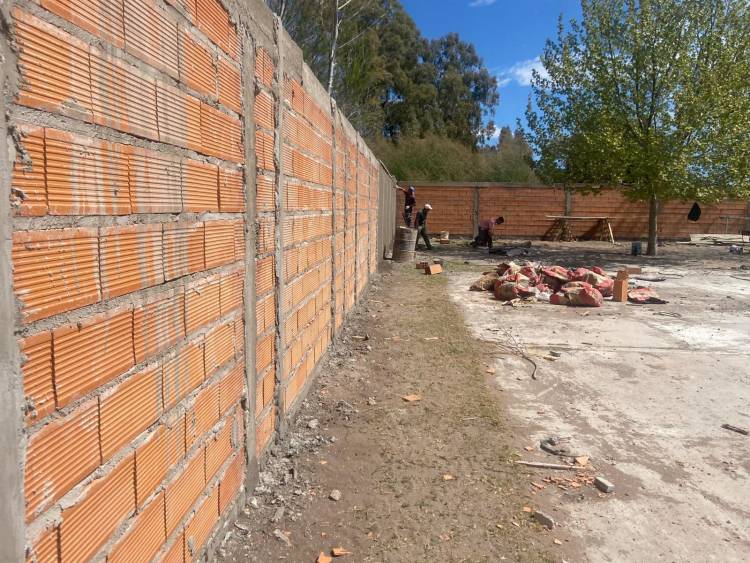 El Municipio de Coronel Rosales avanza con la obra de construcción cercos en la EP N°25 de Villa Maio