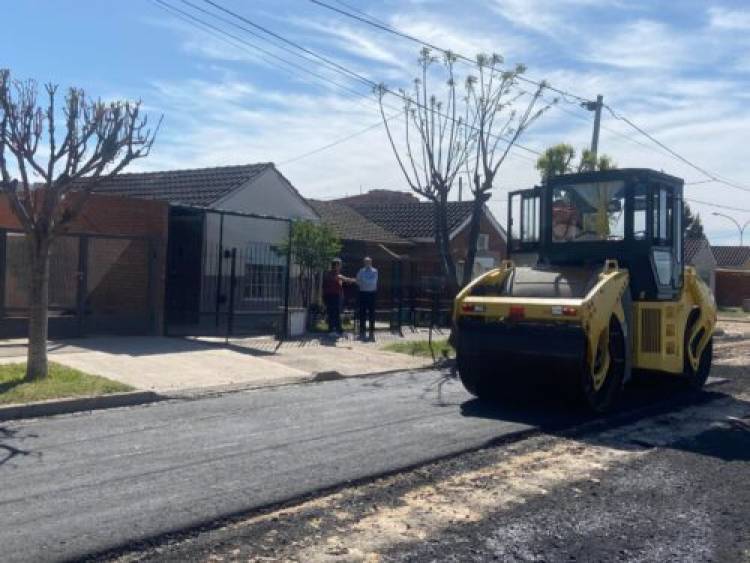 Finalizó la pavimentación de 3 cuadras en calle Espora y continuará en calles 17 de febrero y San Juan