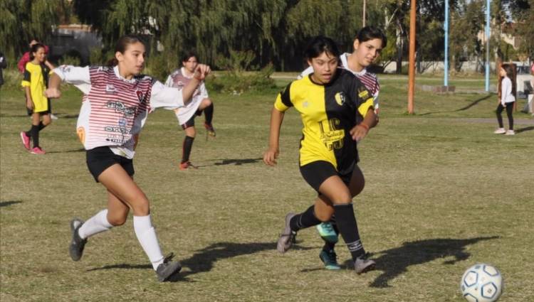 Se juega la fecha 3 del Torneo de Fútbol Femenino Formativo en el Polideportivo Municipal