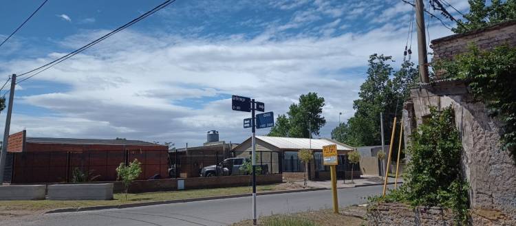 Se colocaron nomencladores en calle Río Bermejo que ahora tendrá sentido de circulación único