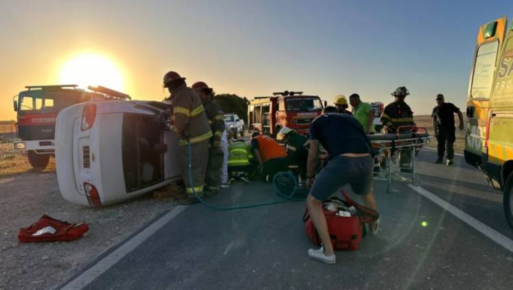 Un auto quedó semivolcado en la ruta 3 en cercanías al Puente Naranja