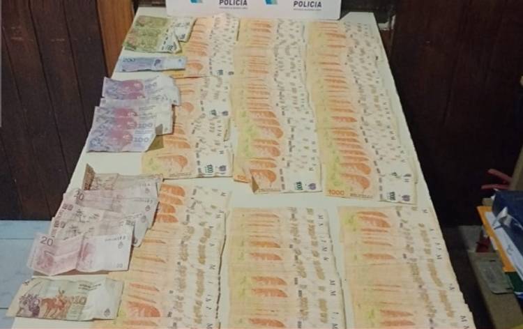 En Pehuen Co detuvieron a dos menores que le robaron medio millón de pesos a una mujer 