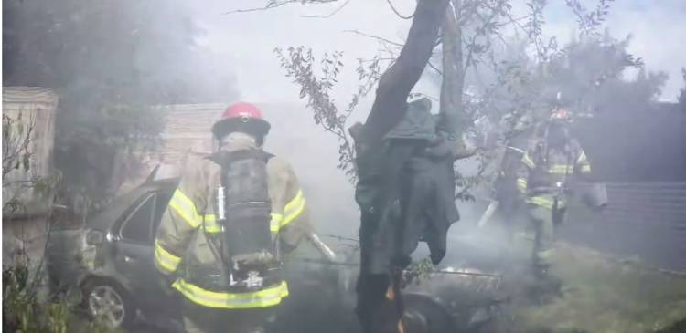 Bomberos Voluntarios acudieron al incendio de un auto que se encontraba en el patio de una vivienda