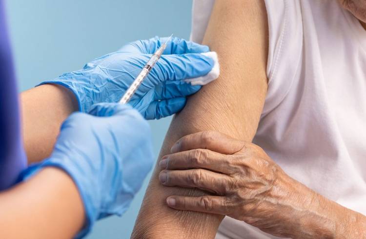 Farmacias aseguran que reciben muy pocas vacunas antigripales de PAMI