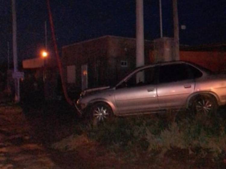 Un hombre perdió el control de su auto e impactó contra una columna de alumbrado
