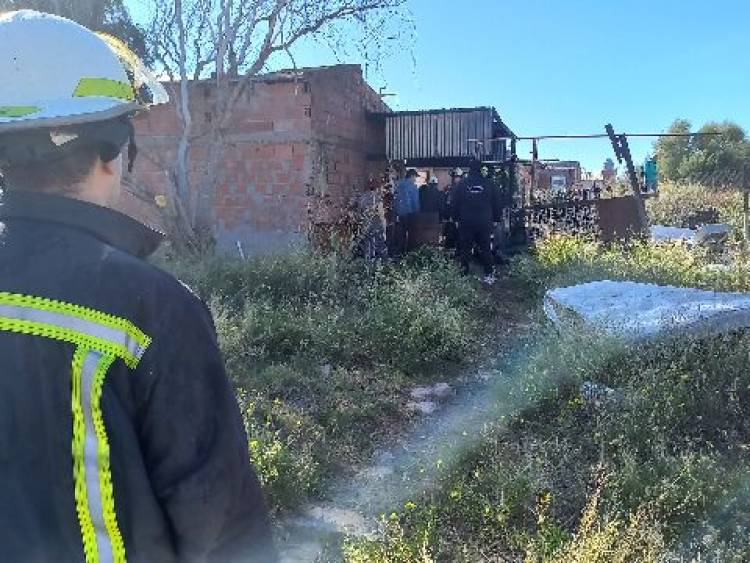 Bomberos Voluntarios asistieron a una familia tras el incendio de un galpón 