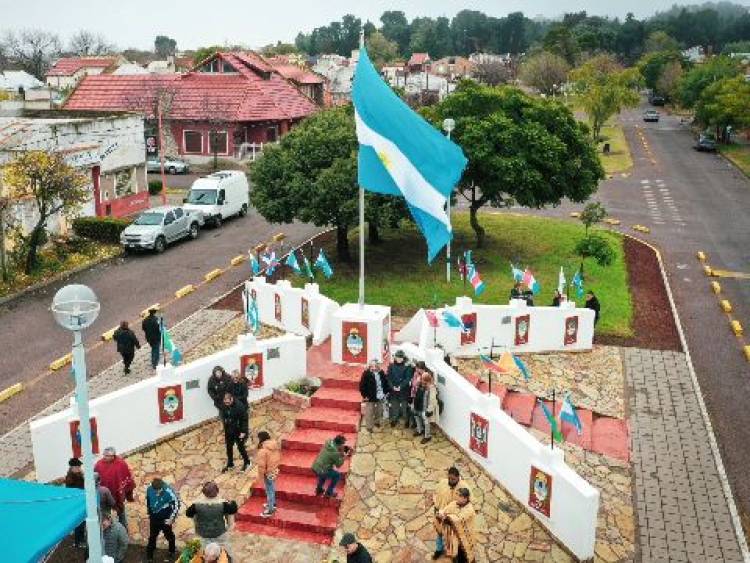 El Monumnto a las provincias representadas con escudos y ahora con banderas