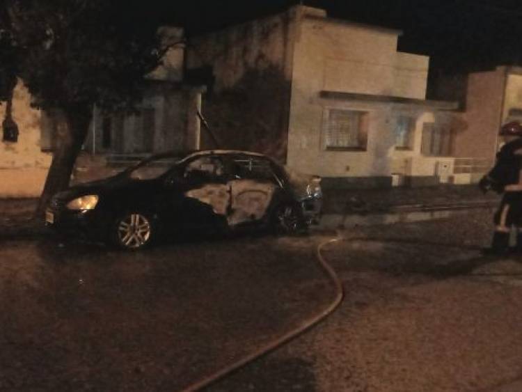 Incendio intencional de un auto en la madrugada del viernes