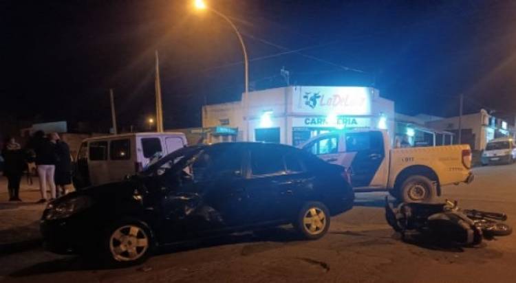 Dos personas heridas en el choque entre una moto y un auto