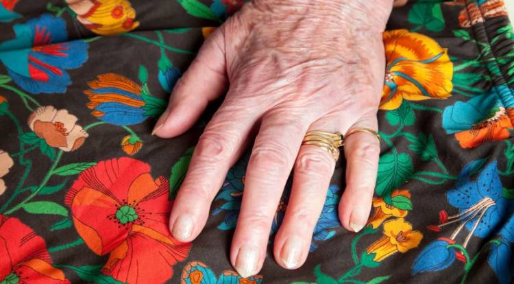 Un delincuente le robó una alianza a una mujer de 96 años