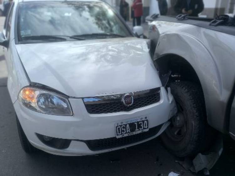 Una mujer perdió el control de su auto y chocó con una camioneta estacionada