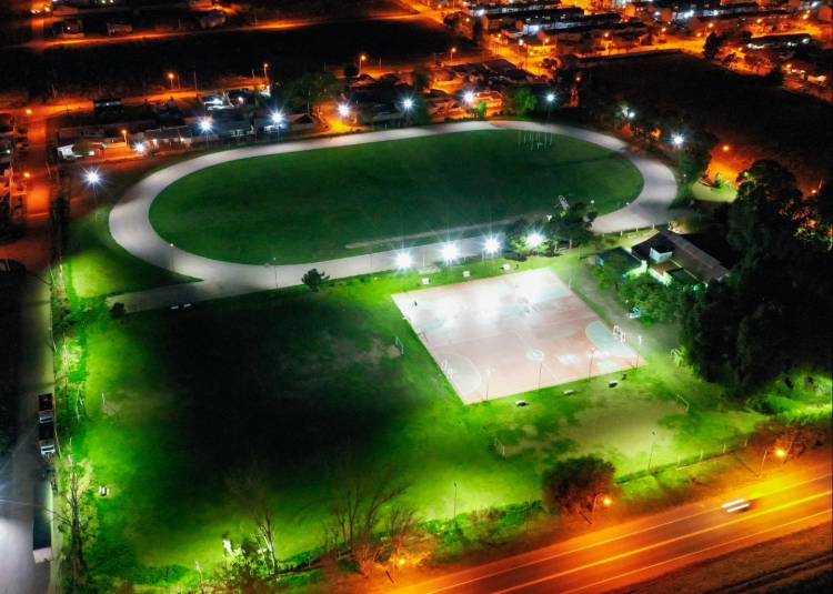El Municipio de Coronerl Rosales colocó luminarias LED en el Polideportivo Municipal de Río Dulce 51