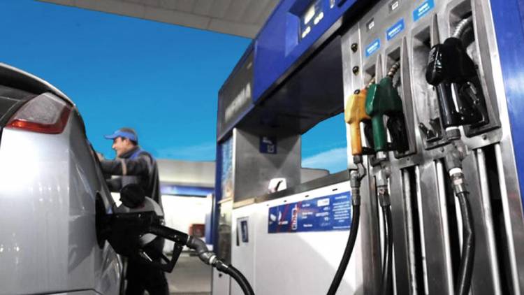 Por la caída del barril de petróleo bajan hasta 3 por ciento las naftas y el gasoil
