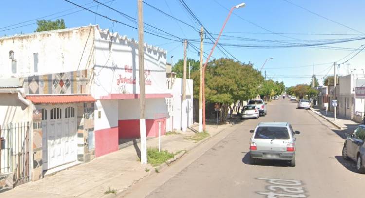 Un auto impactó contra una columna de alumbrado en Libertad al 100