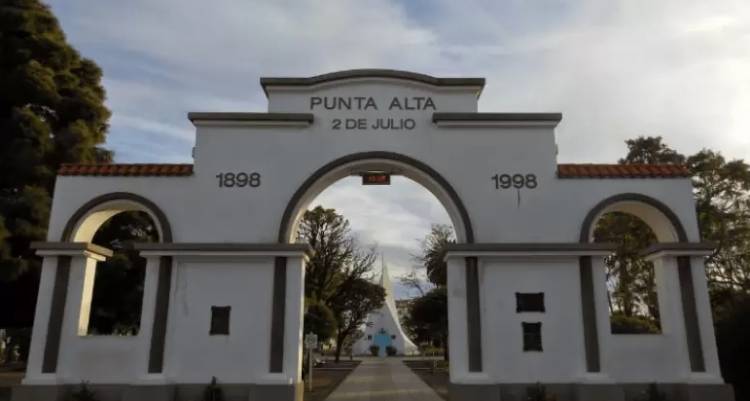 Desde este jueves, el arco de Plaza General Belgrano se iluminará de rojo
