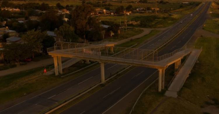 Volvieron los vándalos “tira piedras” al puente peatonal que está a la salida de Bahía Blanca
