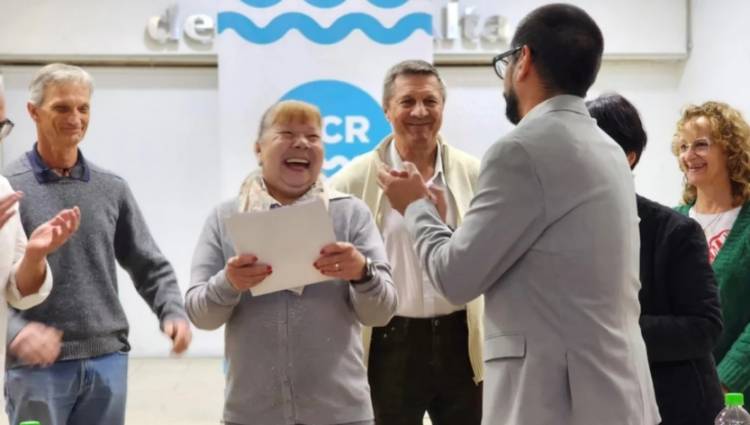 51 familias recibieron las escrituras de sus casas en Coronel Rosales