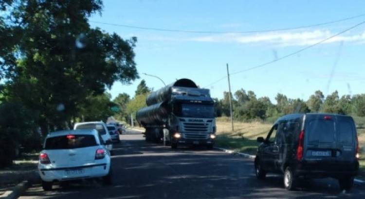 Un camión con caños de gran porte pasó por Colón en contramano y ocasionó caos vehicular
