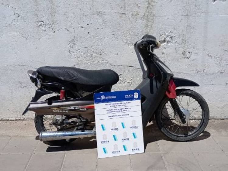La Policía busca propietarios de una moto abandonada en una vereda