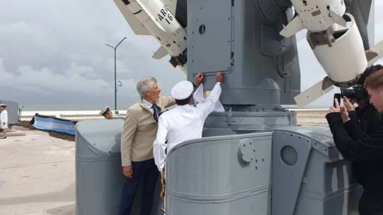 Dos buques veteranos de Malvinas tienen su monumento en Puerto Belgrano