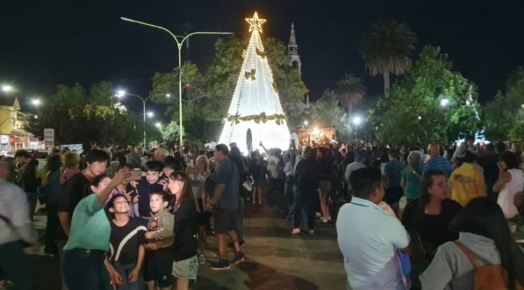 La Plaza General Belgrano ya tiene su arbolito navideño