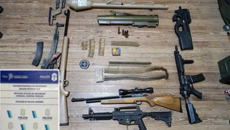 Le allanaron la casa a un hombre por robarle a su expareja y le encontraron un arsenal