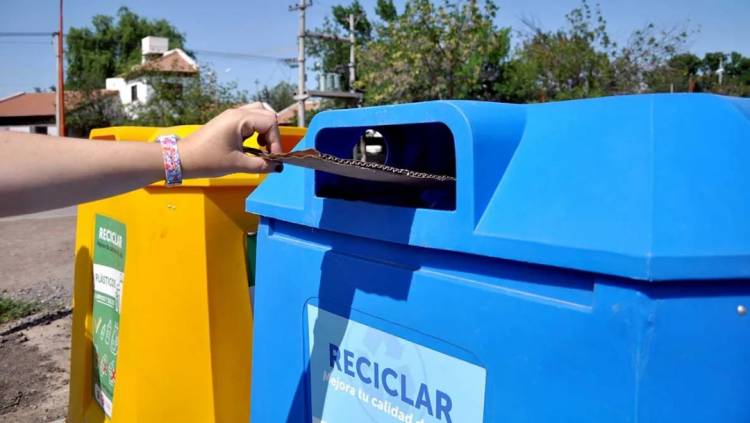 Incendiaron intencionalmente dos campanas de reciclado en el Parque San Martín