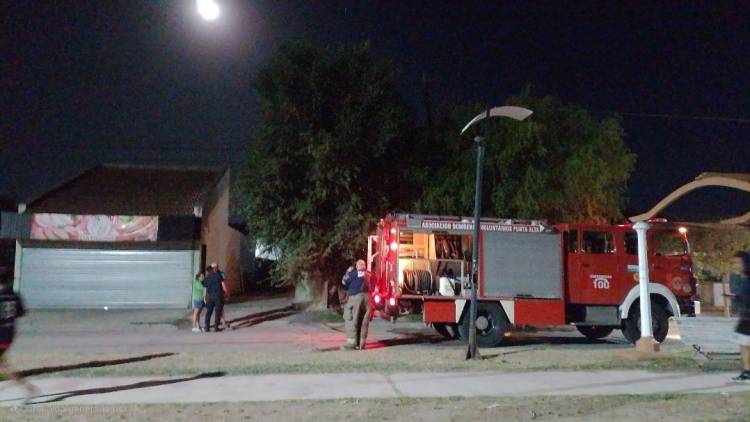 Pérdidas totales en el incendio de un auto en Avenida Tucumán al 600