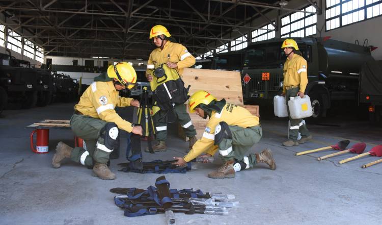 Brigadistas forestales de la Armada Argentina colaboran ante la emergencia en El Bolsón