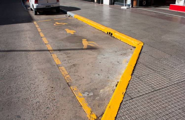 Piden que se cumpla la disposición para señalizar ascenso y descenso de pasajeros en farmacias
