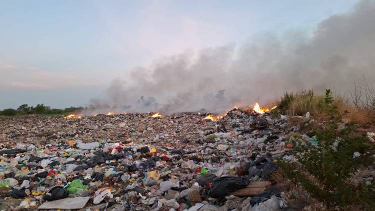 El Municipio asegura que el incendio se inició cuando un reciclador “encendió un colchón para calentarse“