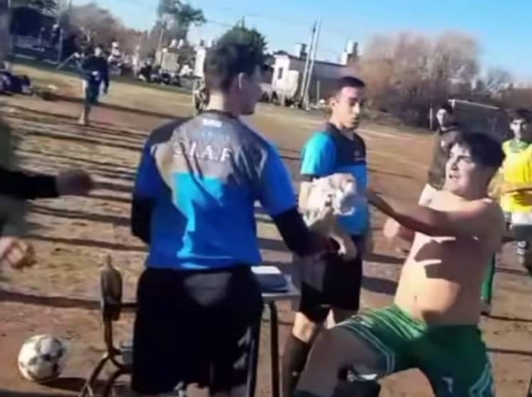 Un árbitro sufrió una terrible agresión en un partido de la Liga Rosaleña disputado en Villa Arias
