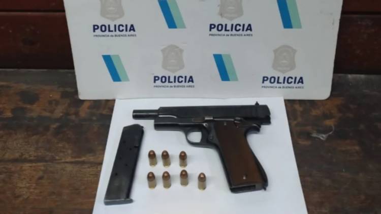 Tres personas fueron detenidas por portación ilegal de arma de fuego