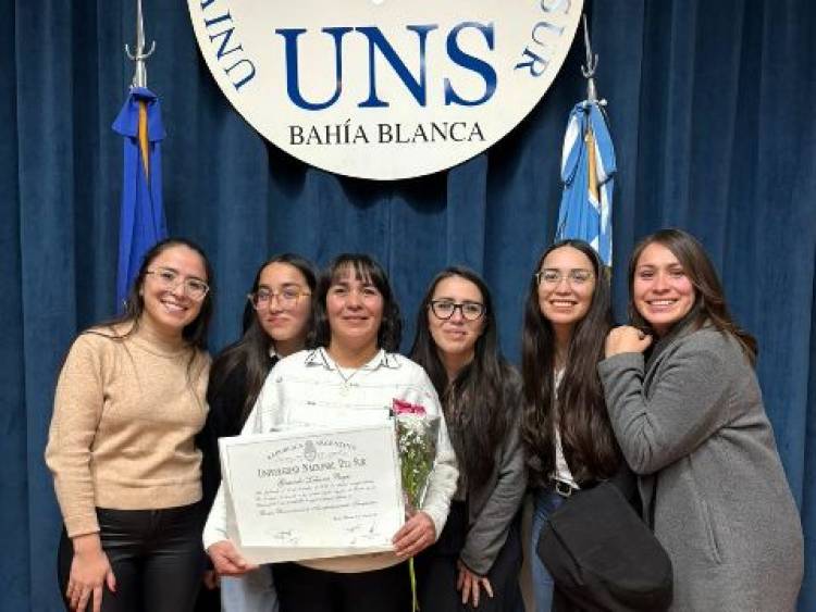 "Mamá, ahora te toca a vos", es de Punta Alta, vivió para sus hijos, y ahora tiene su primer título universitario