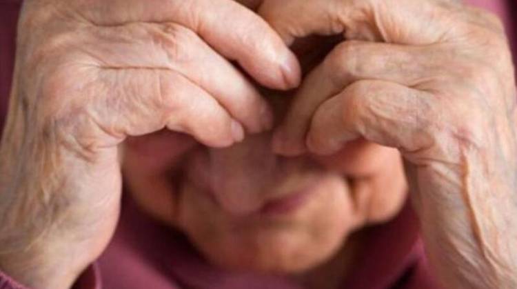 Le hicieron el “cuento del tío” y le robaron dinero a una mujer de 84 años
