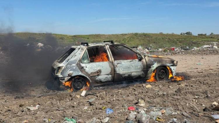 Pérdidas totales en el incendio de un vehículo en el interior del basural municipal