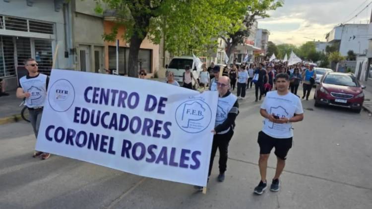 Los docentes de Coronel Rosales salieron a la calle 