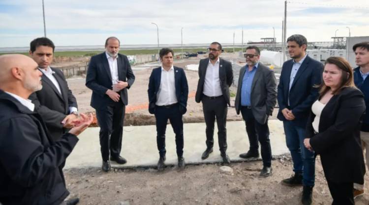 El gobernador Kicillof recorrió los avances de las obras de expansión del Puerto de Coronel Rosales