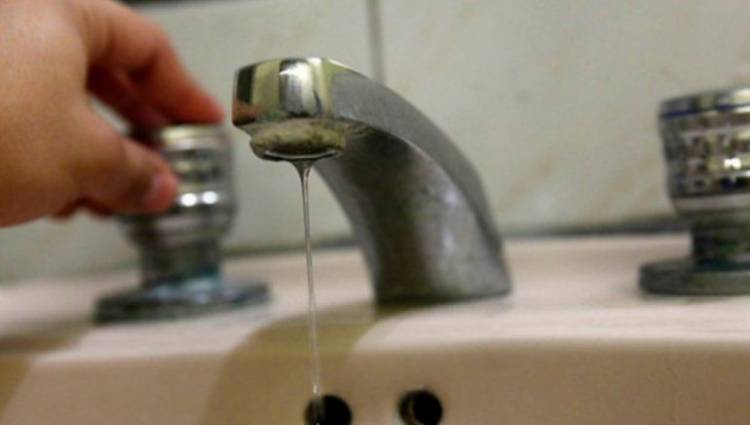 Continúan los reclamos en distintos puntos de la ciudad por baja presión de agua