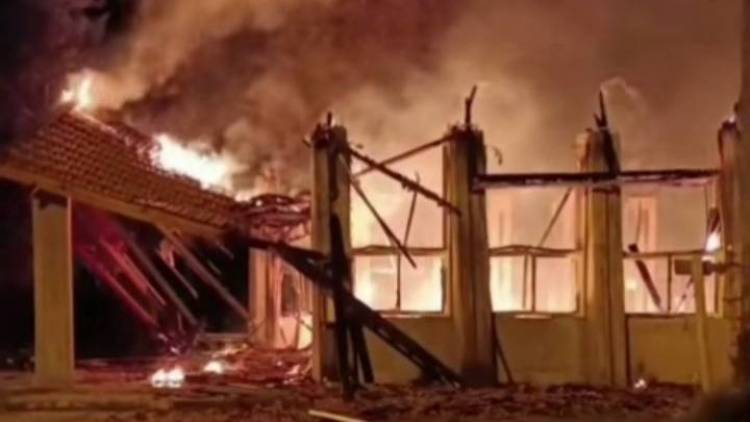 El autor del incendio en la capilla de Pehuen Co fue internado en el Hospital Municipal Eva Perón