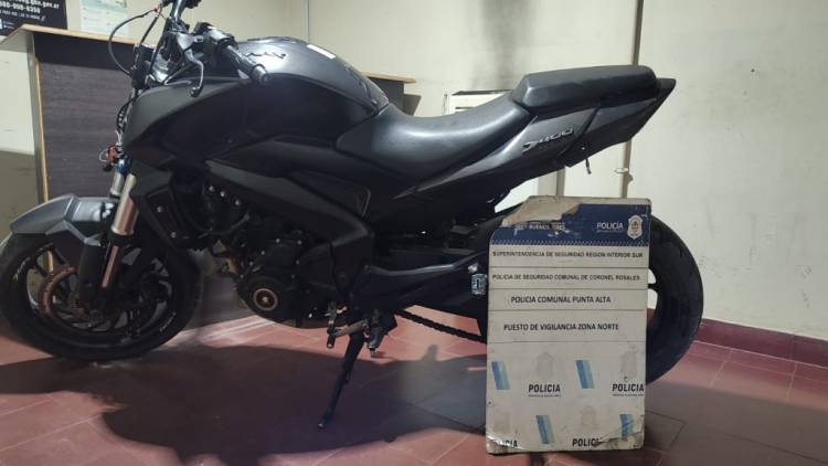 Aprehendieron a un menor que circulaba en una moto robada y amenazó a policías