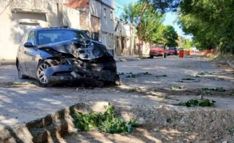 La calle estaba cerrada, pasó a alta velocidad y cayó en un pozo de reparación del hormigón
