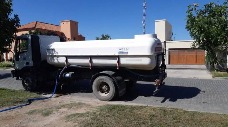 Una mujer se encuentra internada tras caer de un techo cuando llenaba tanque con manguera de ABSA