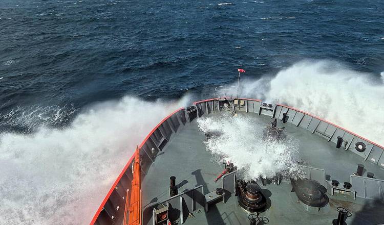 El rompehielos ARA “Almirante Irízar” continúa su navegación rumbo a la Antártida