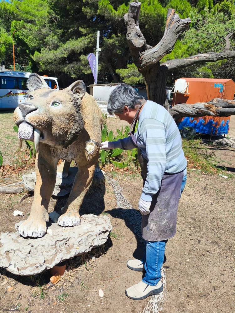 En Pehuen Co se realiza la puesta en valor de las réplicas de la megafauna en Plaza Carrasco
