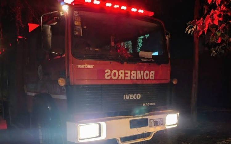 Bomberos de Punta Alta volvían de un siniestro y encontraron una casa que se prendía fuego