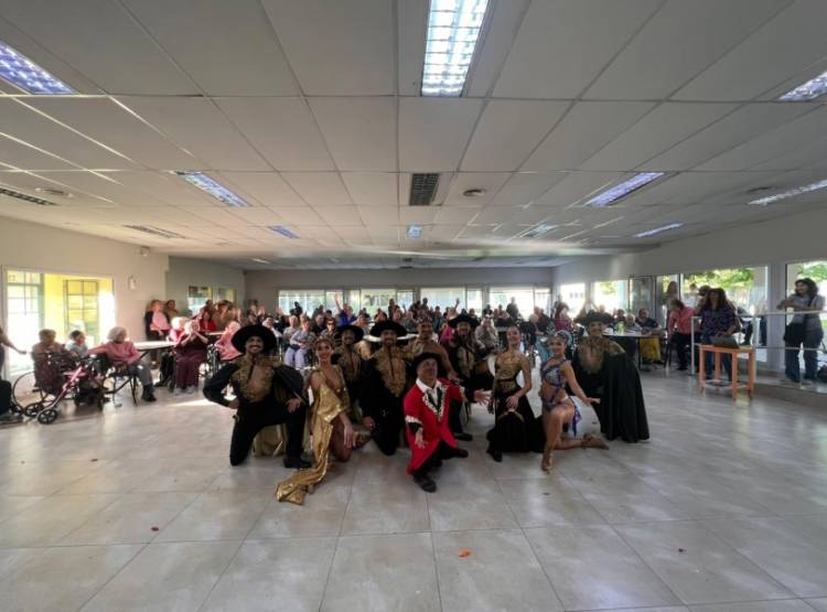 Servián El Circo llevó su magia al hogar de adultos mayores y suma nuevas funciones en Bahía Blanca