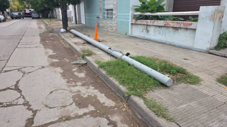 El Municipio asegura que avanzará con la “aplicación de sanciones” a la empresa que colocó los postes