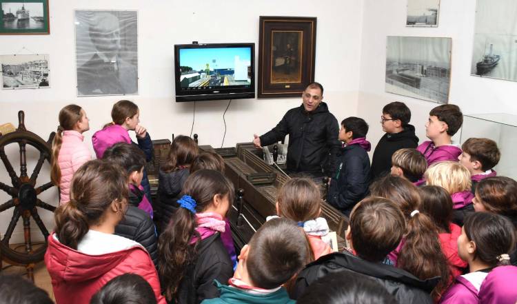 Alumnos de Tornquist visitaron la Base Naval Puerto Belgrano