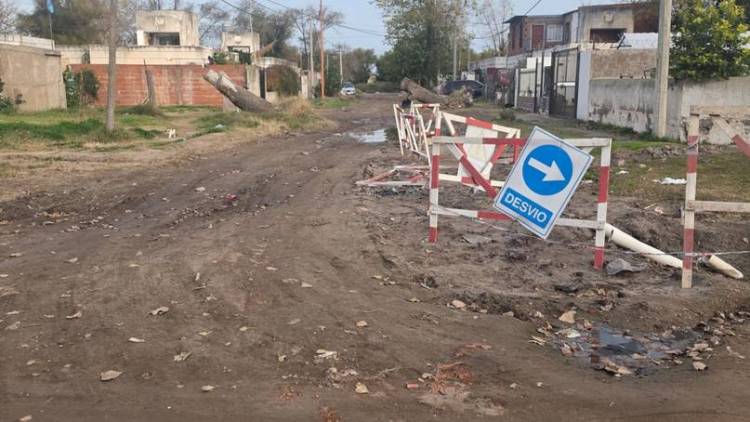 Obra cloacal paralizada, desbordes y vecinos afectados en el Barrio Gaudi
